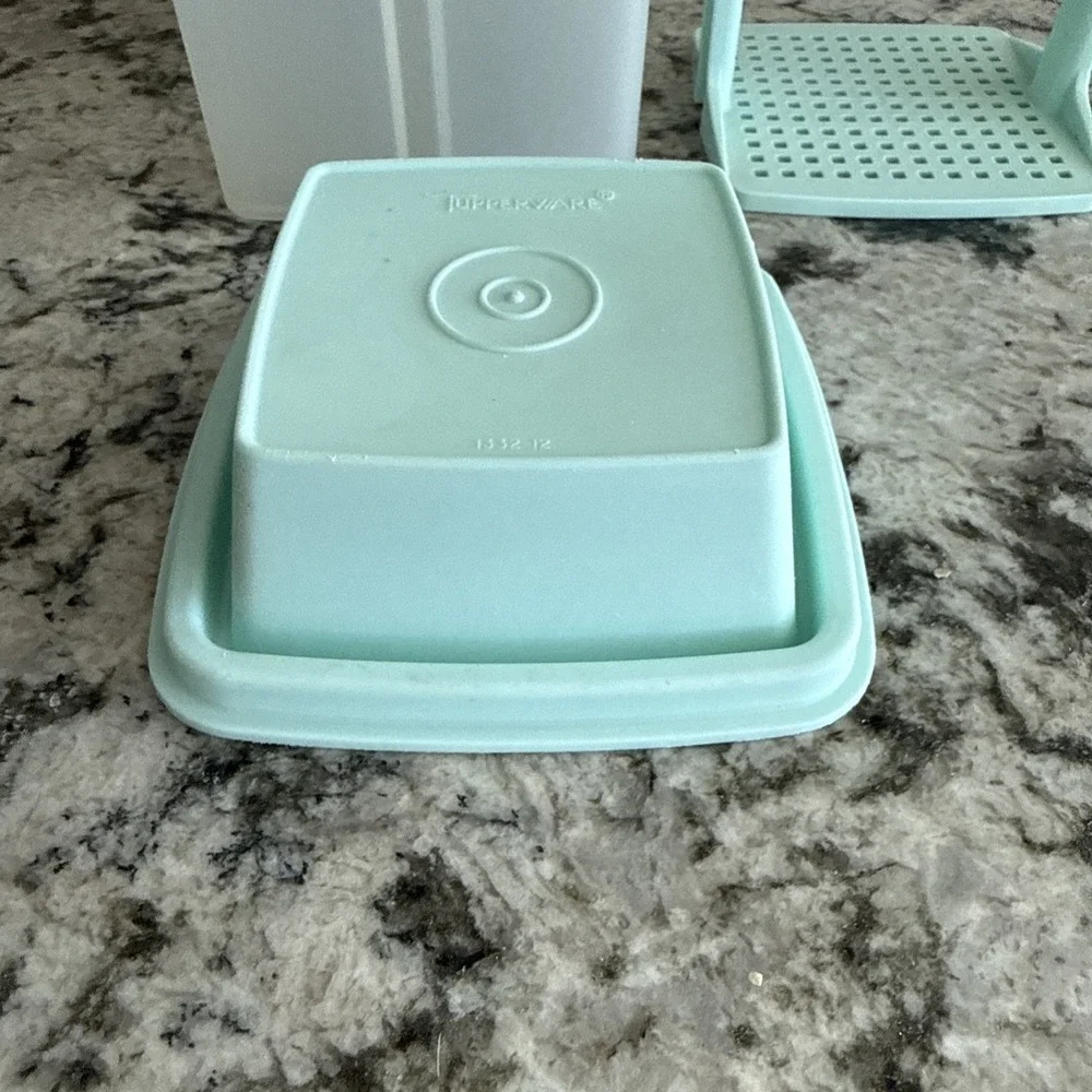 TUPPERWARE Pick A Deli Pickle Sm Keeper Container Mint Seal Lift Drain 4 1/2 Cup
